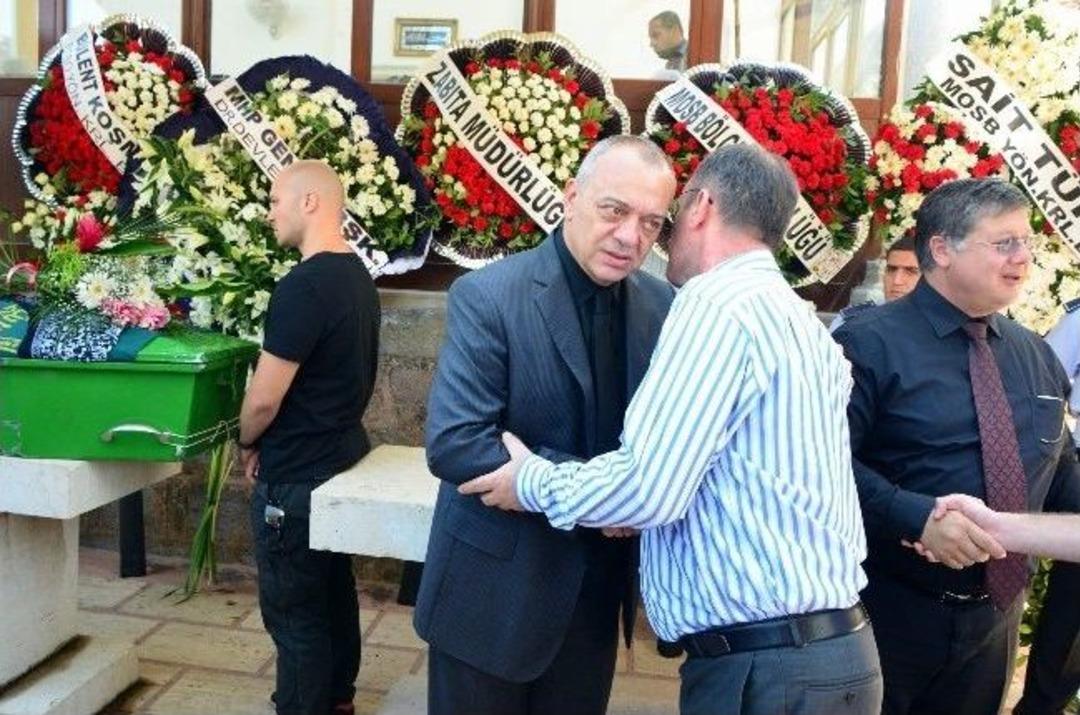 Başkan Erg&uuml;n Annesini Toprağa Verdi