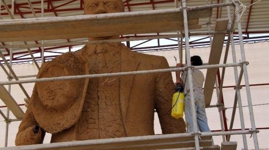 Sivil Giyimli En B&uuml;y&uuml;k Atat&uuml;rk Heykeli Didim&rsquo;e Yapılıyor