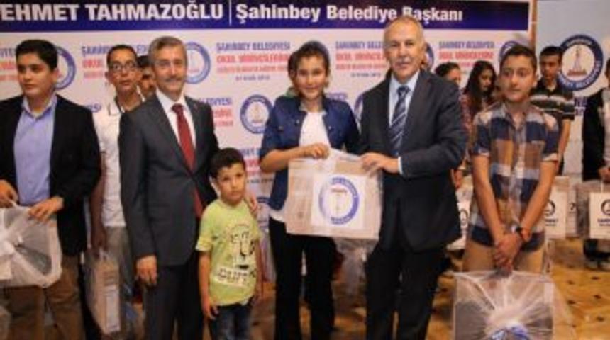 Şahinbey Belediyesi Okul Birincisi 151 &Ouml;ğrenciye Diz&uuml;st&uuml; Bilgisayar Hediye Etti