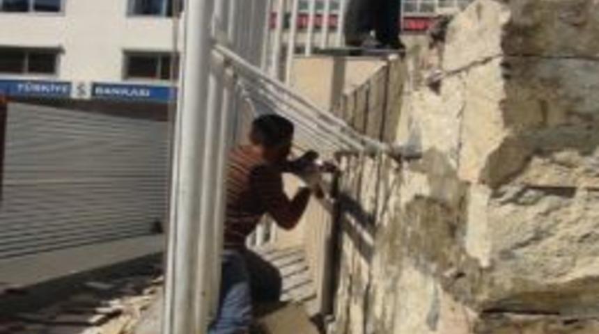 Atat&uuml;rk B&uuml;st&uuml; Midyat Taşıyla S&uuml;sleniyor