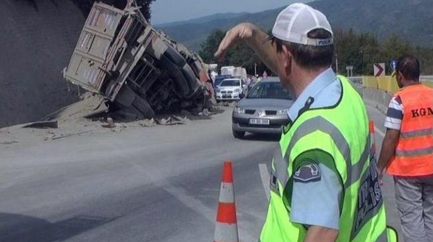 Bolu Dağında Kamyon Kazası: 1 Yaralı