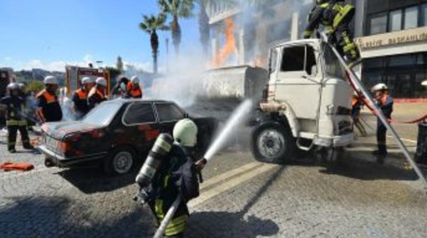 İtfaiyeden Belediye &Ouml;n&uuml;nde Yangın Tatbikatı