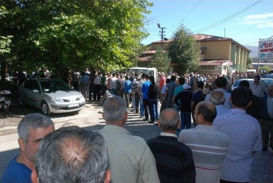 Esnaf, Ahi Yemeği Kuyruğunda