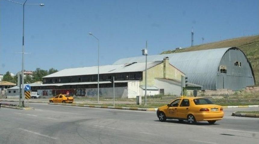 Vali Altıparmak Talimat Verdi, Spor Salonu Yenilendi