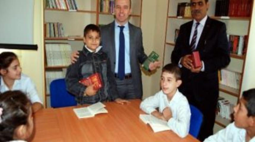 İlk&ouml;ğretim &Ouml;ğrencilerine Kitap Dağıtıldı