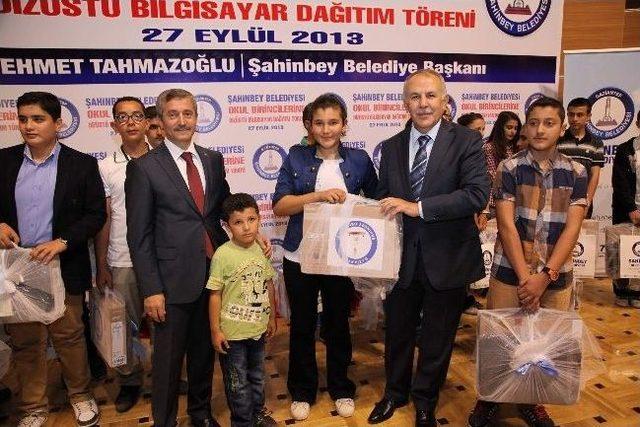 Şahinbey Belediyesi Okul Birincisi 151 Öğrenciye Dizüstü Bilgisayar Hediye Etti