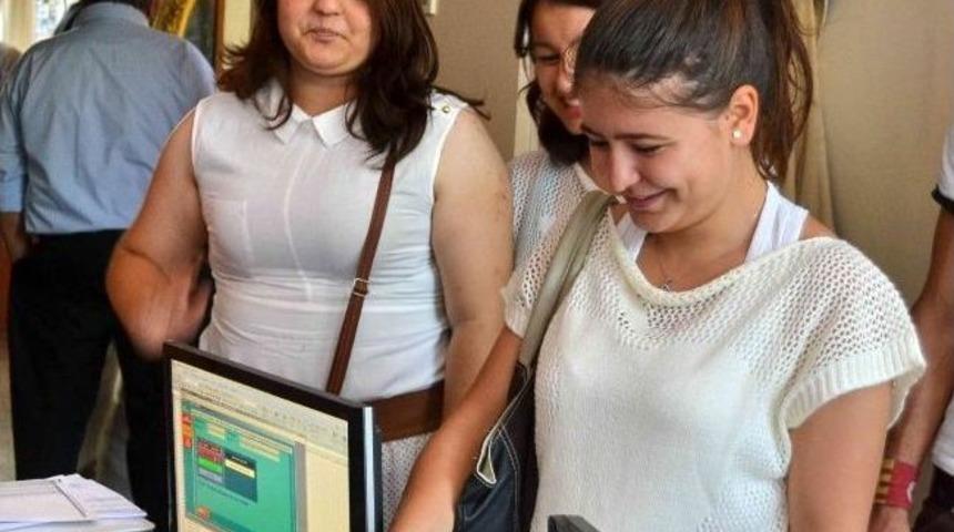 &Ouml;ğrenciler Kent Kart İ&ccedil;in Belediyeye Akın Etti