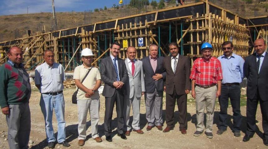 Rekt&ouml;r Orbay Taşova MYO Inşaatında Incelemelerde Bulundu