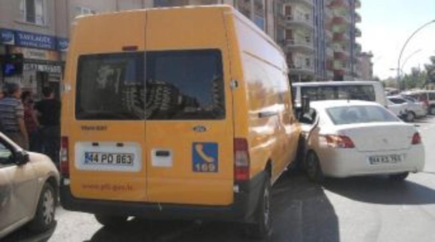 Trafik Kazasında Maddi Hasar Oluştu