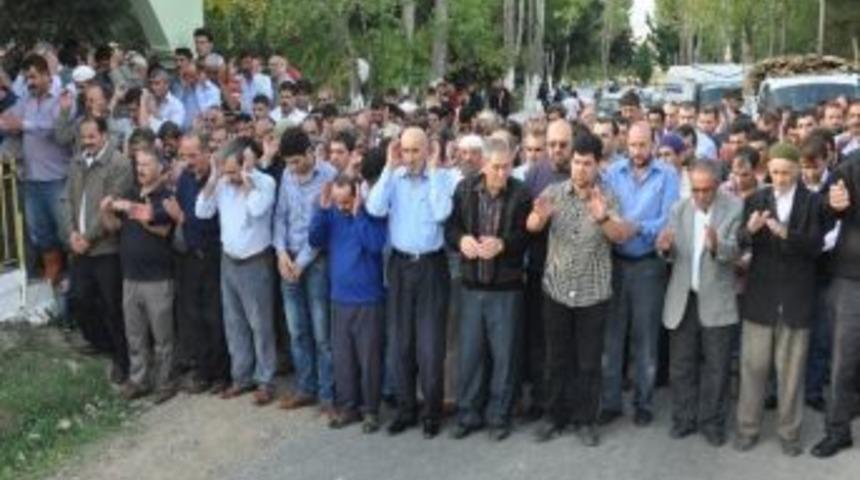 Cinayete Kurban Giden Gen&ccedil; Kadın Toprağa Verildi