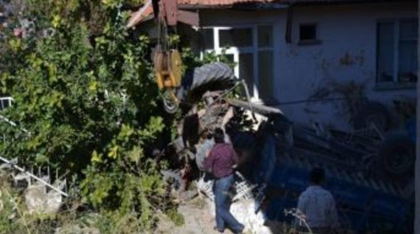 Traktör Evin Avlusuna Girdi: 1 Yaralı