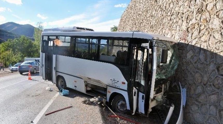 G&uuml;m&uuml;şhane&rsquo;de Trafik Kazası: 3 Yaralı