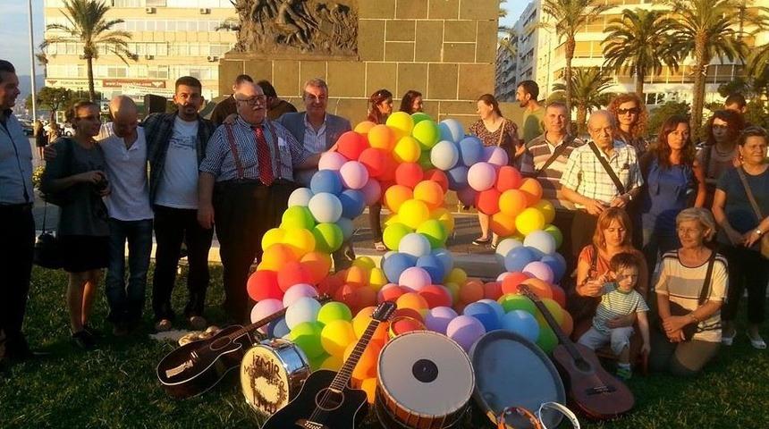 İzmirde Bireysel Silahlanmaya Tepki Eylemi D&uuml;zenlendi