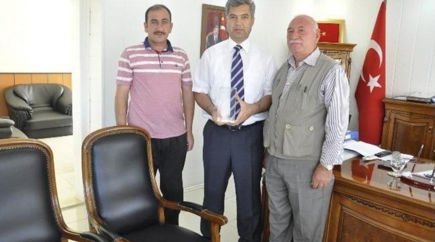Siverek Kaymakamı Hamza Erkal&rsquo;a Plaket
