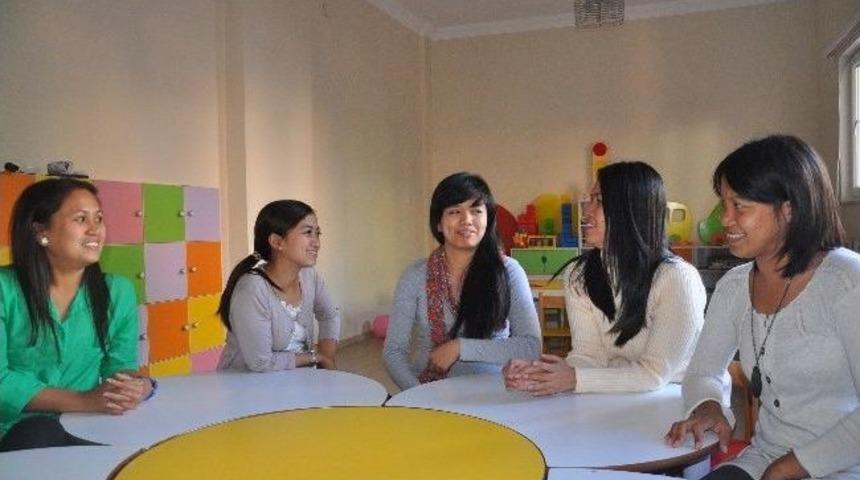 Filipinli &Ouml;ğretmenler Miniklere İngilizce &Ouml;ğretiyor