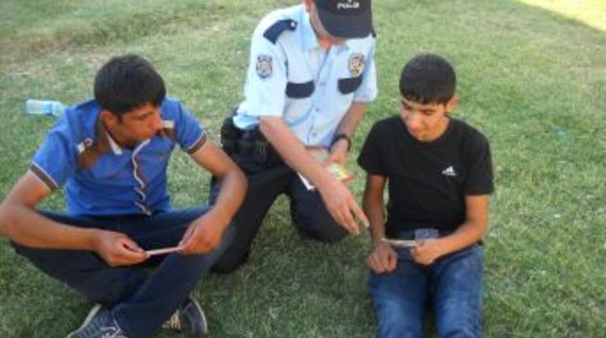 Polis Hırsızlığın &Ouml;nlenmesi I&ccedil;in Broş&uuml;r Dağıttı