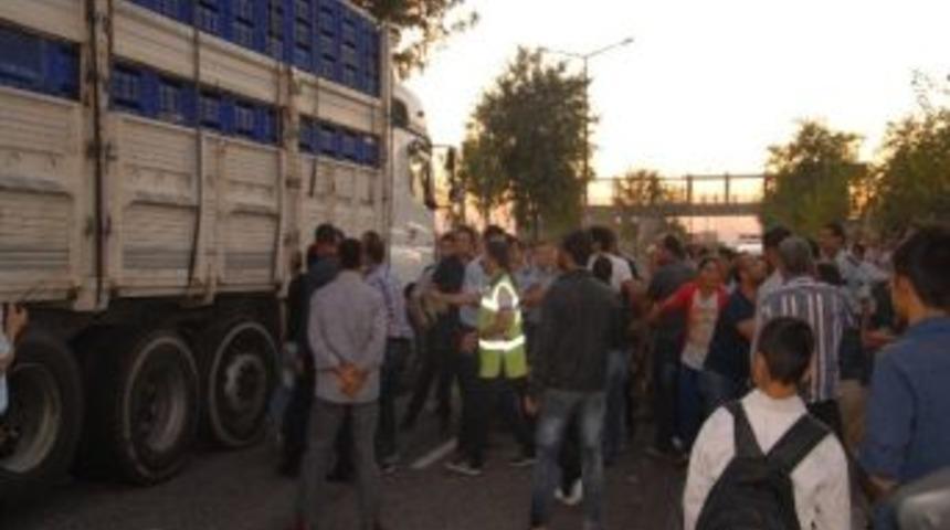 Futbol Topunun Peşinden Koşarken Kamyonun Altında Kaldı