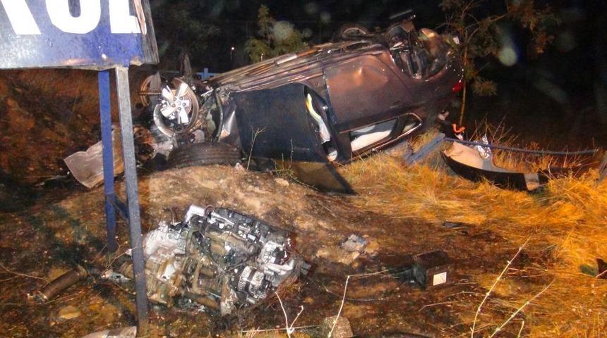 Uşak'ta Kaza: Hurdaya D&ouml;nen Ara&ccedil;tan Yaralı Kurtuldular