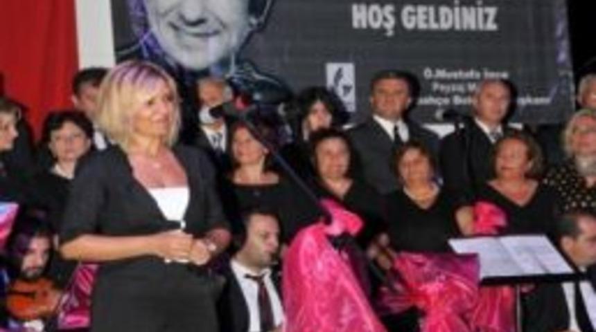 &Uuml;nl&uuml; Besteci Anısına Meydanda Konser