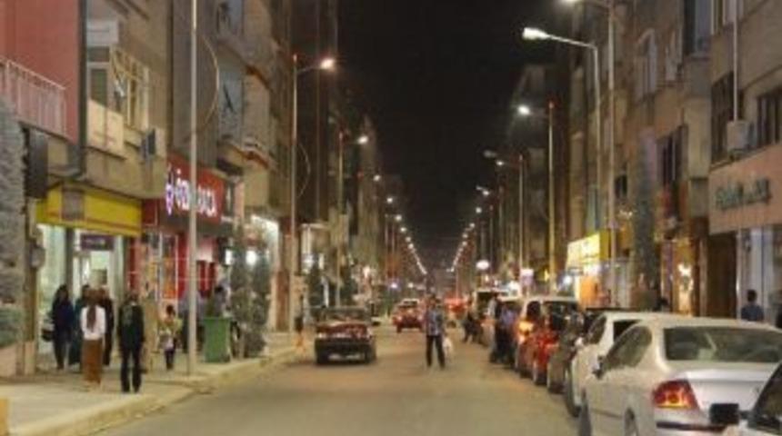 Elazığ Caddelerine Aydınlatma Direkleri Yerleştirildi