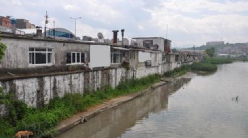 Alaplı'da eski d&uuml;kkanlar yıkılacak