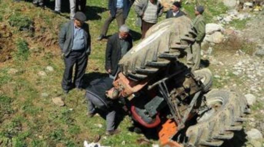 Trakt&ouml;r devrildi 1 &ouml;l&uuml; 2 yaralı