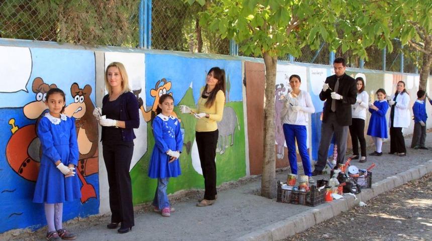 K&ouml;y Okulunu Rengarek Karikat&uuml;rler Ile Donattılar