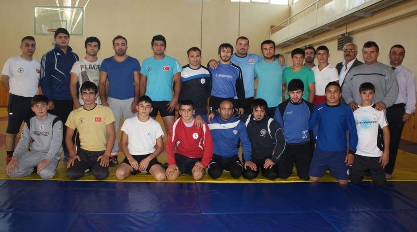 Tokat &Ouml;zel İdare G&uuml;reş Takımı S&uuml;per Lig I&ccedil;in Ter D&ouml;k&uuml;yor