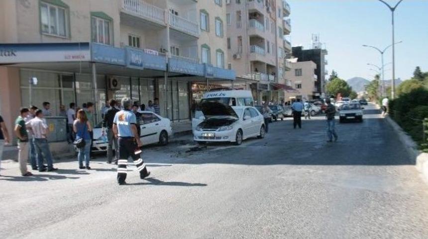 Emniyet &Ouml;n&uuml;nde Yanan Otomobil Korkuttu