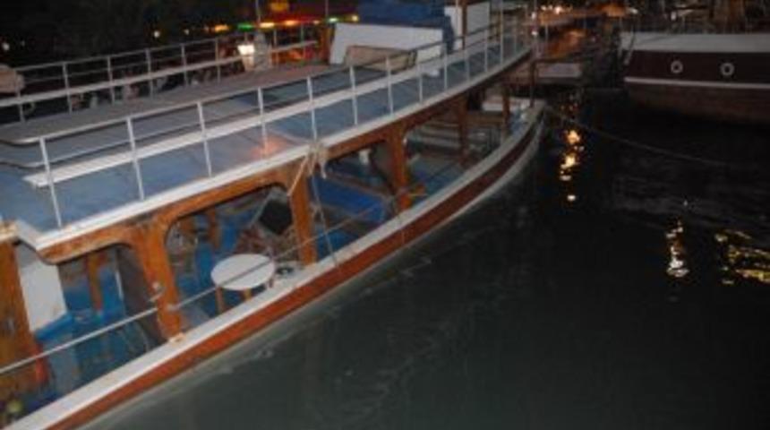 Vanası Patlayan Tur Teknesi Batma Tehlikesi Ge&ccedil;irdi