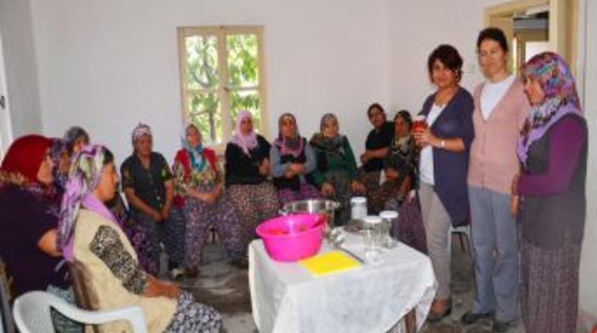 Köylerde Kadın Çiftçilere Gıda Muhafaza Eğitimi Veriliyor
