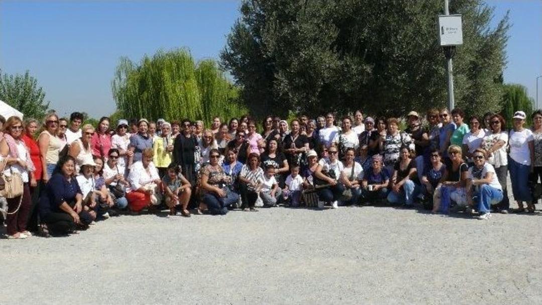 Urlalı Kadınlar Yazdan Kalma Bir G&uuml;nde İzmir&rsquo;i Doya Doya Yaşadılar