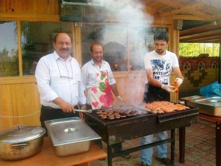 Öğrenci Yurdu Sahibinden Mezun Olan Üniversite Öğrencilerine Mangal Partisi G2
