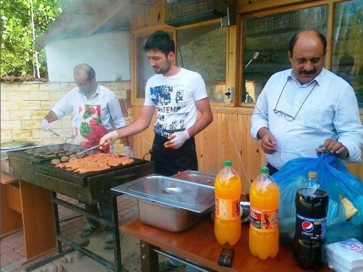 Öğrenci Yurdu Sahibinden Mezun Olan Üniversite Öğrencilerine Mangal Partisi G3
