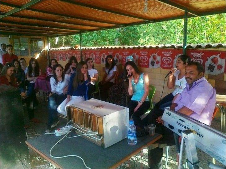 Öğrenci Yurdu Sahibinden Mezun Olan Üniversite Öğrencilerine Mangal Partisi G4