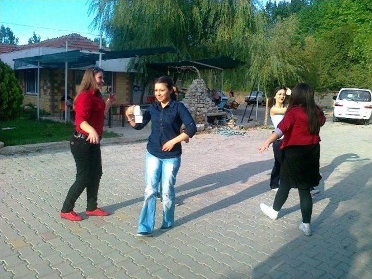 Öğrenci Yurdu Sahibinden Mezun Olan Üniversite Öğrencilerine Mangal Partisi G5