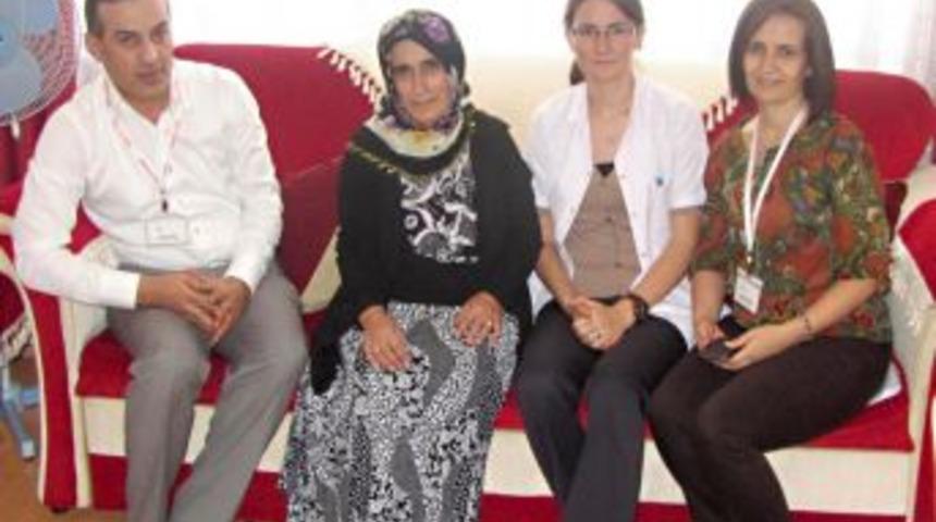 Hastane Yetkilileri Taburcu Olan Hastayı Evinde Ziyaret Ediyor