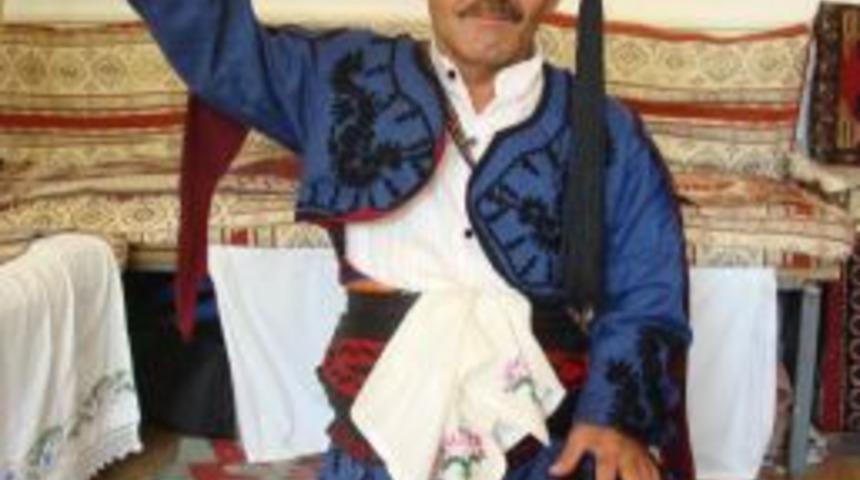 D&uuml;nyanın En Kısa Efesi 'efelik Fesi' Giydi