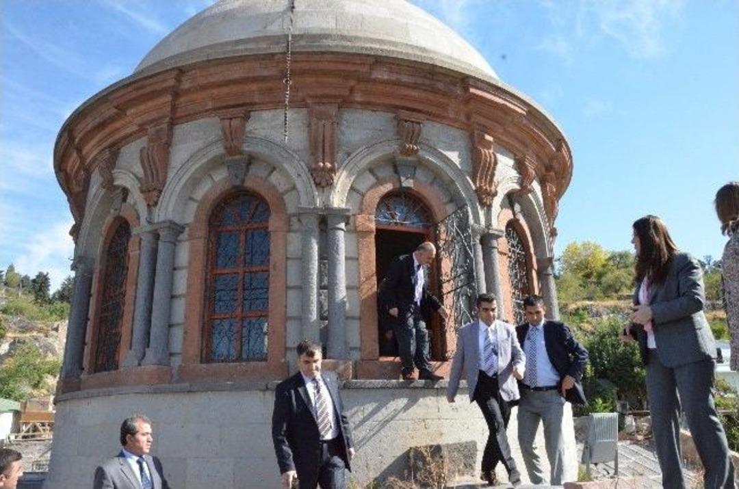 Vali D&uuml;zg&uuml;n Talas&rsquo;ta