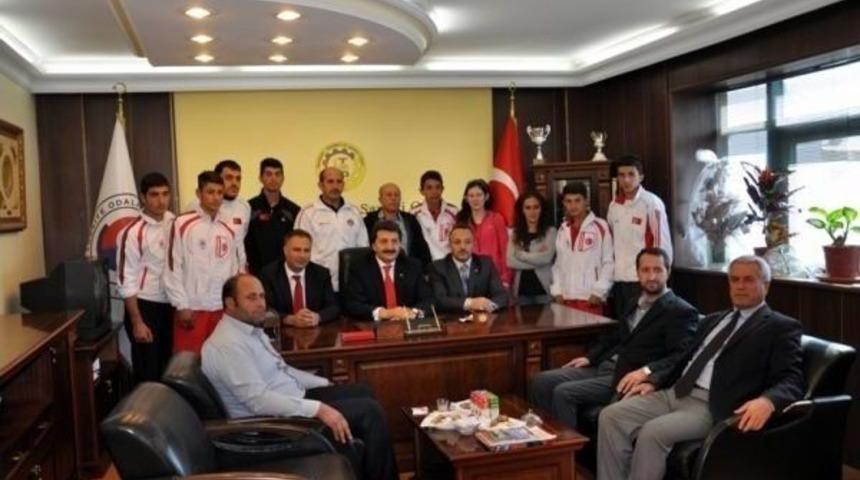 Ticaret Ve Sanayi Odası, Sporcuları Altınla &Ouml;d&uuml;llendirdi