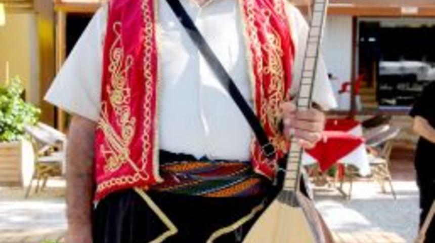 Aşık Kamberi: T&uuml;rk&uuml;leri Sevdiren Aşıklara Millet&ccedil;e Vefa Borcumuz Var