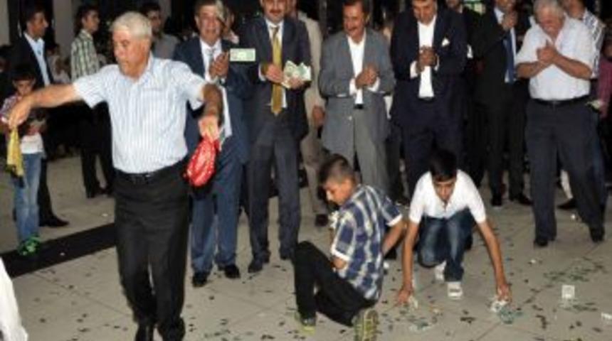 Diyarbakırlı &Ccedil;iftin D&uuml;ğ&uuml;n&uuml;nde Dolarlar U&ccedil;uştu