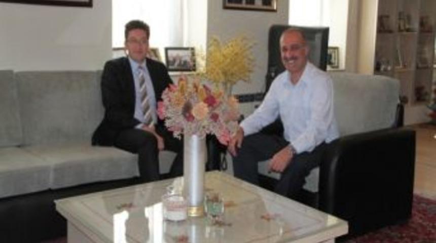 Kula Kaymakamı Hakyemez Başkanımızı Ziyaret Etti