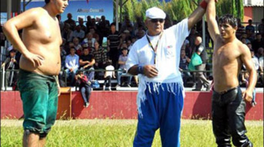 Kilosunun 3 katı olan g&uuml;reş&ccedil;iyi yendi