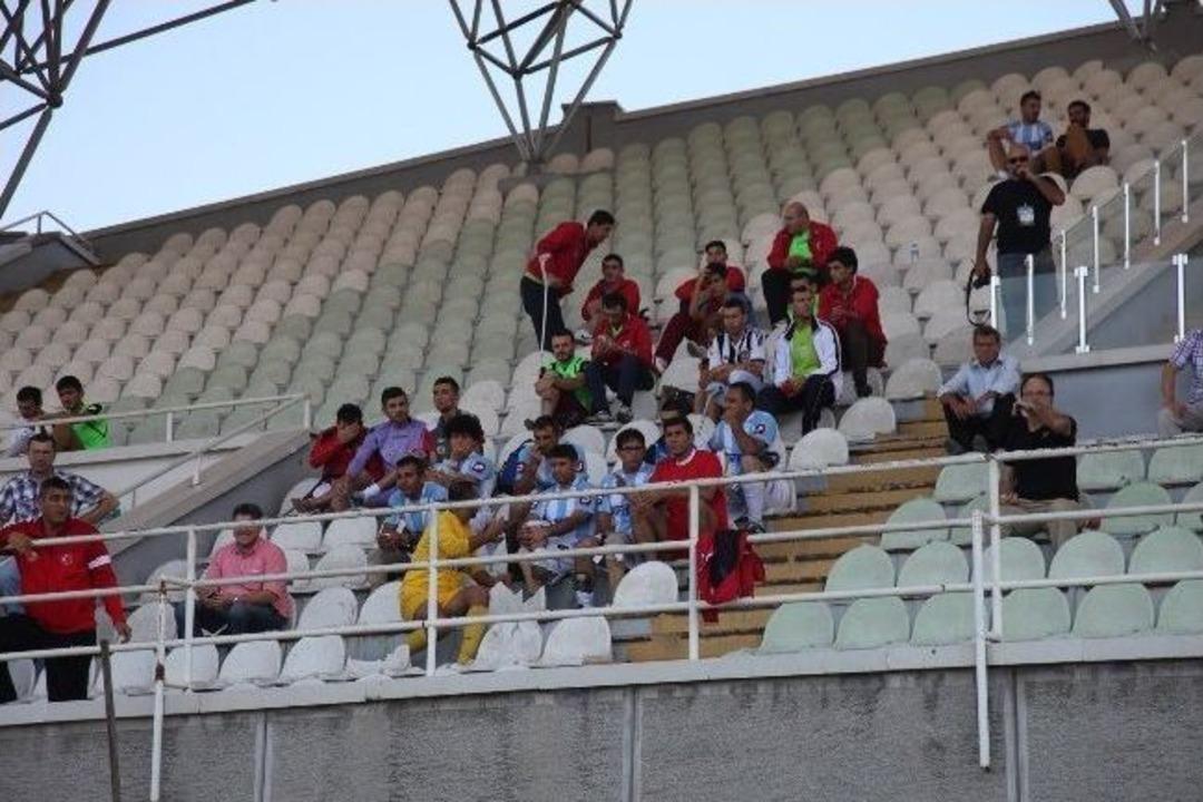 Koltuk Değnekleriyle Kupa İ&ccedil;in B&uuml;y&uuml;k &Ccedil;ekişme