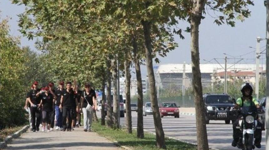 Otel &Ccedil;alışanları Kamerun&rsquo;daki &Ccedil;ocuklara 500 Bin Euro&rsquo;luk Yardım İ&ccedil;in Y&uuml;r&uuml;d&uuml;