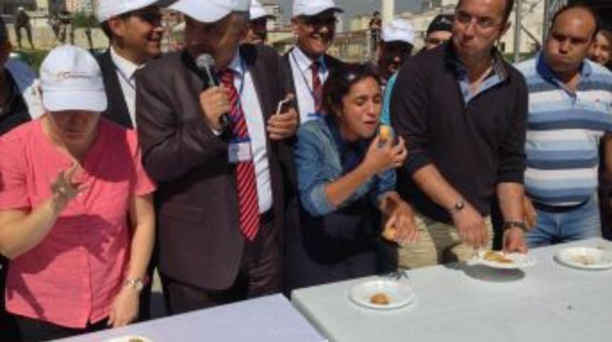 On Saniyede Bir Tabak Baklava Yedi