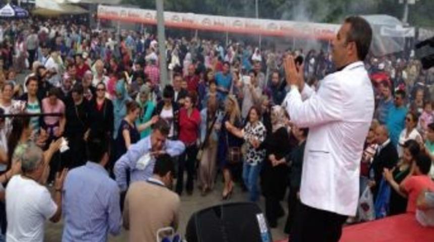 10 Saniyede Bir Tabak Baklava Yedi, Altını Kaptı