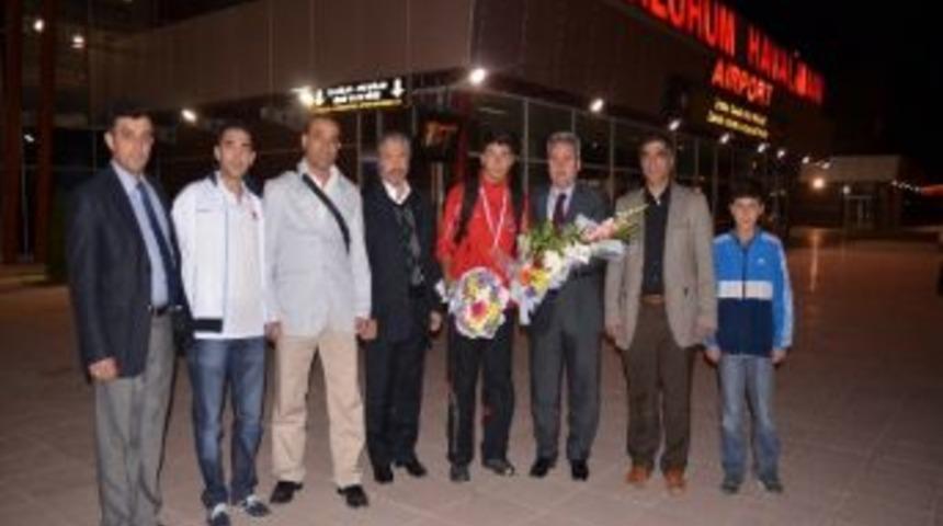 Avrupa Fatihi Kick Boks&ccedil;u &Ccedil;i&ccedil;eklerle Karşılandı