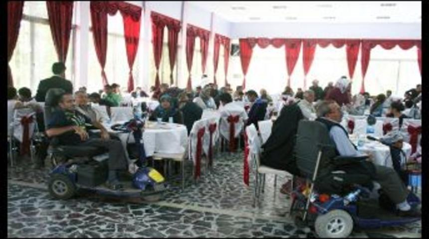 Engeliler yemekte bir araya geldi